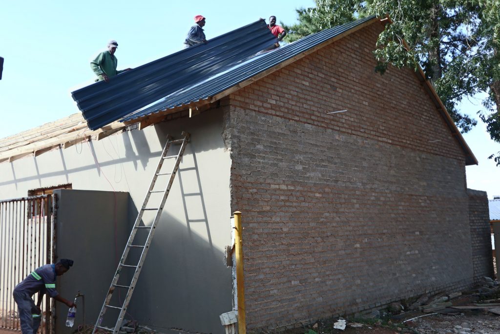 Roof sheeting progress_38